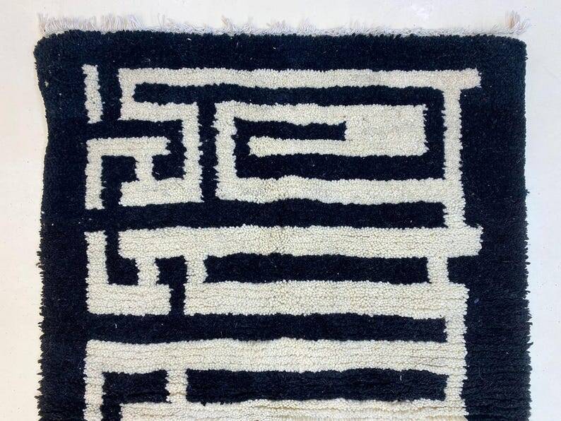 Ecru Berber rug with geometric patterns, 250cm x 150cm