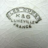 SUPERBE Art Nouveau polychrome flat plate, signed Lunéville, model LES COQS