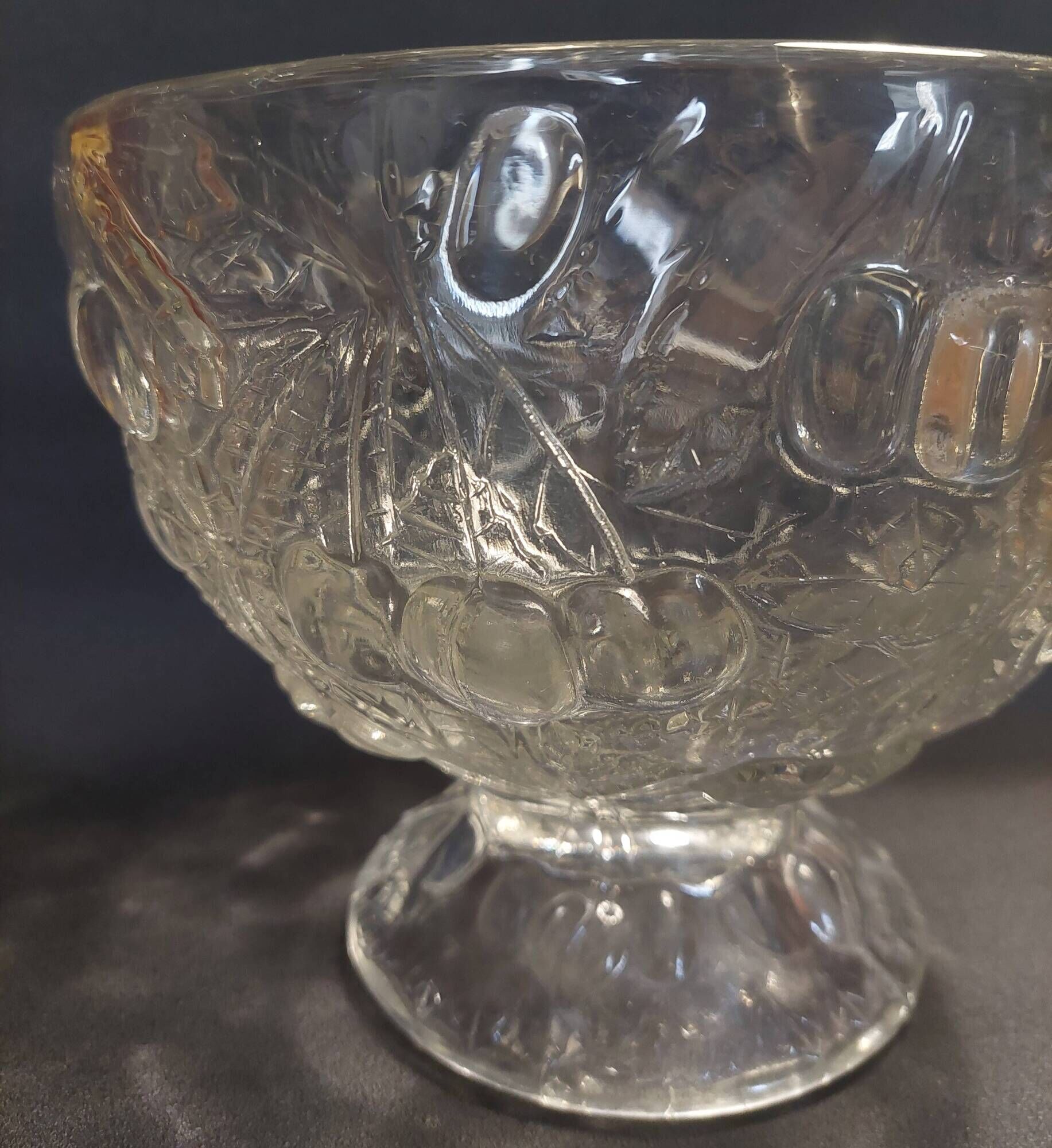 Grande coupe à fruits en verre moulé vintage