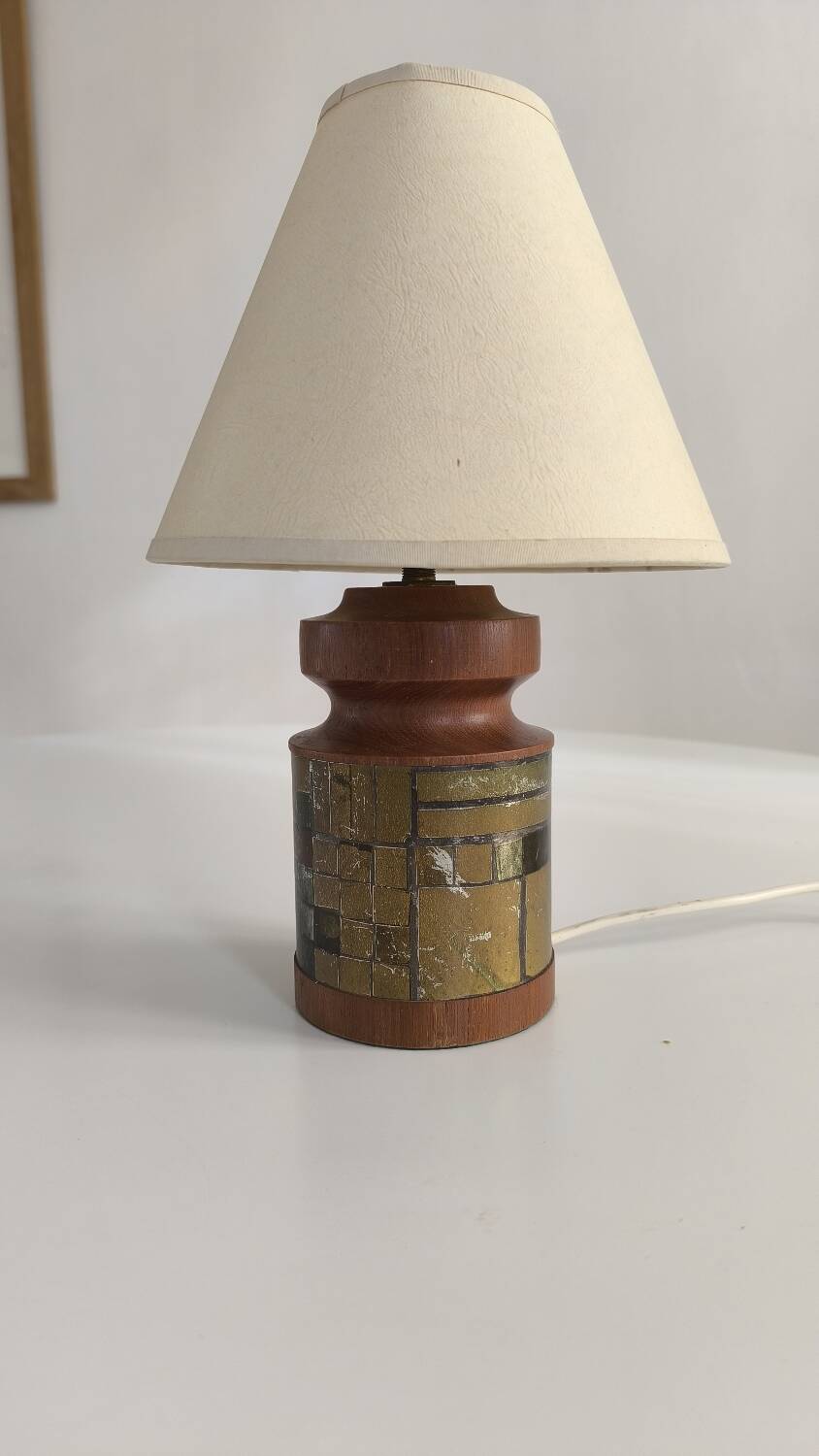 Table lamp in turned wood