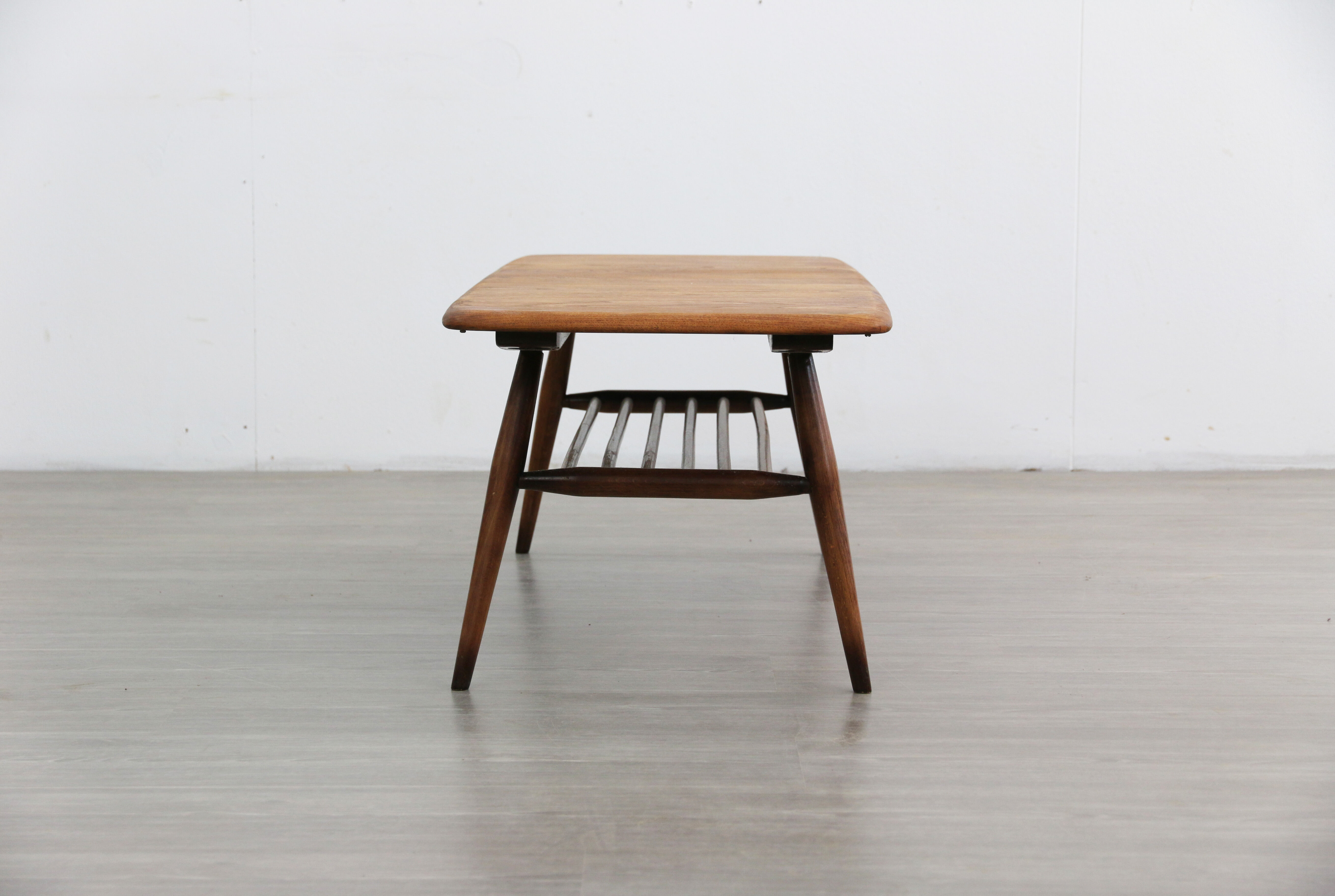 Table basse Ercol avec support de magazine