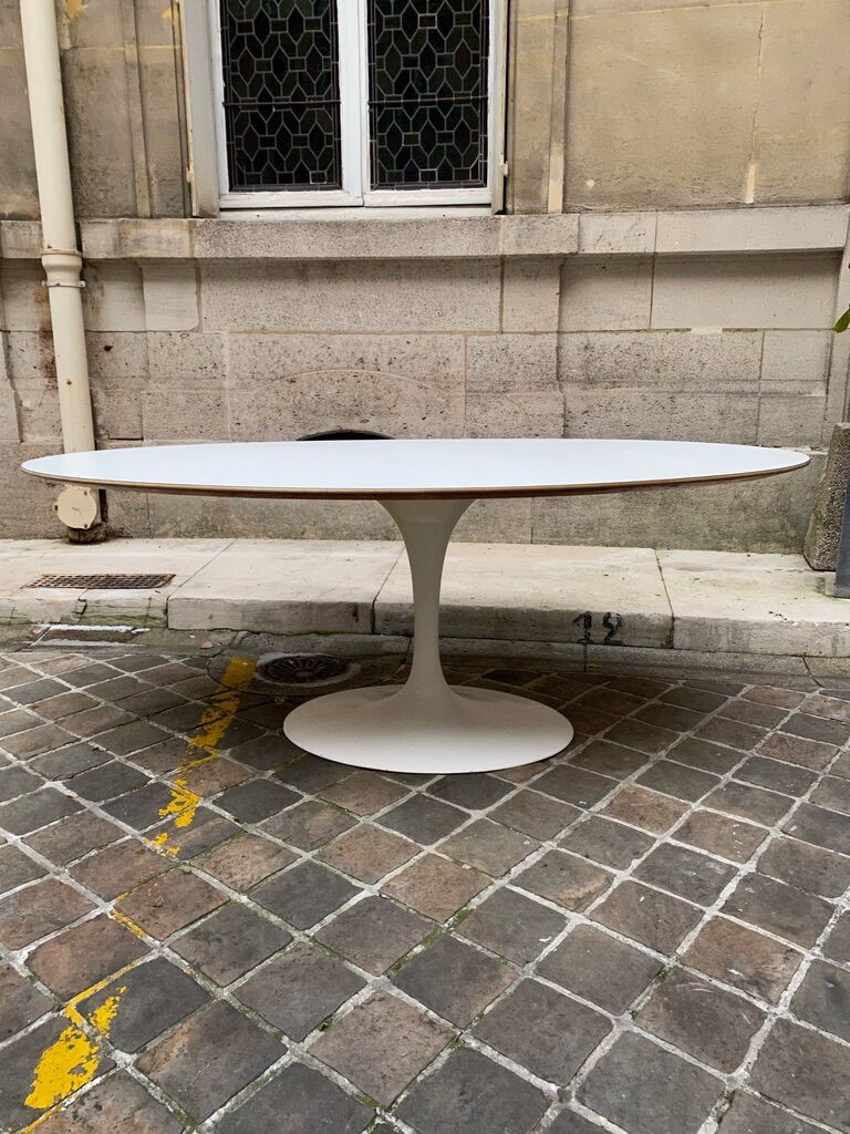 Eero Saarinen's oval tulip table for Knoll