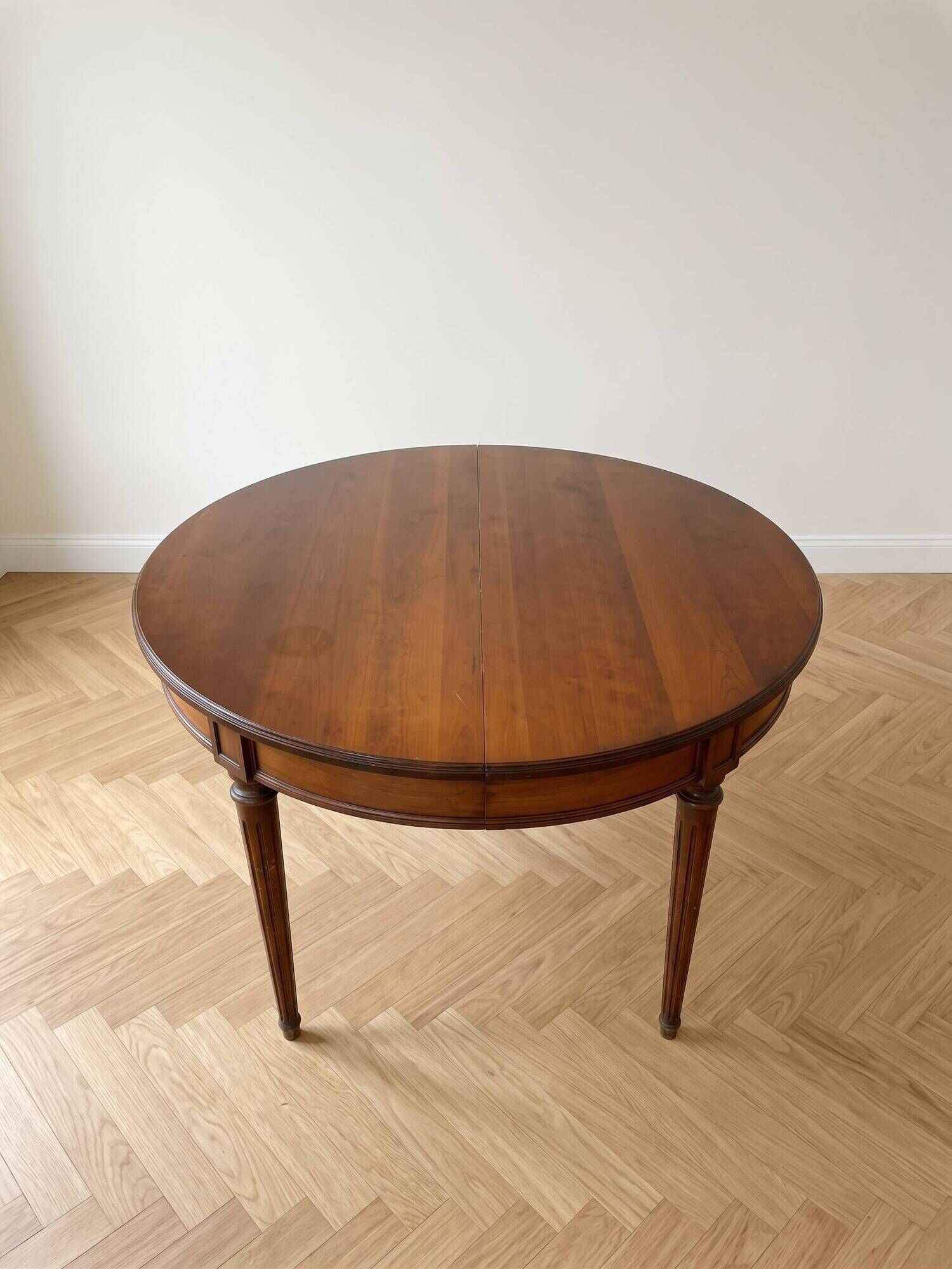 Extendable Louis XVI mahogany round table