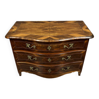 Commode galbée époque Louis XV en marqueterie de bois précieux vers 1750