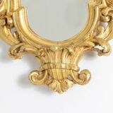 Miroir de style Régence en bois sculpté et doré. Années 1950.