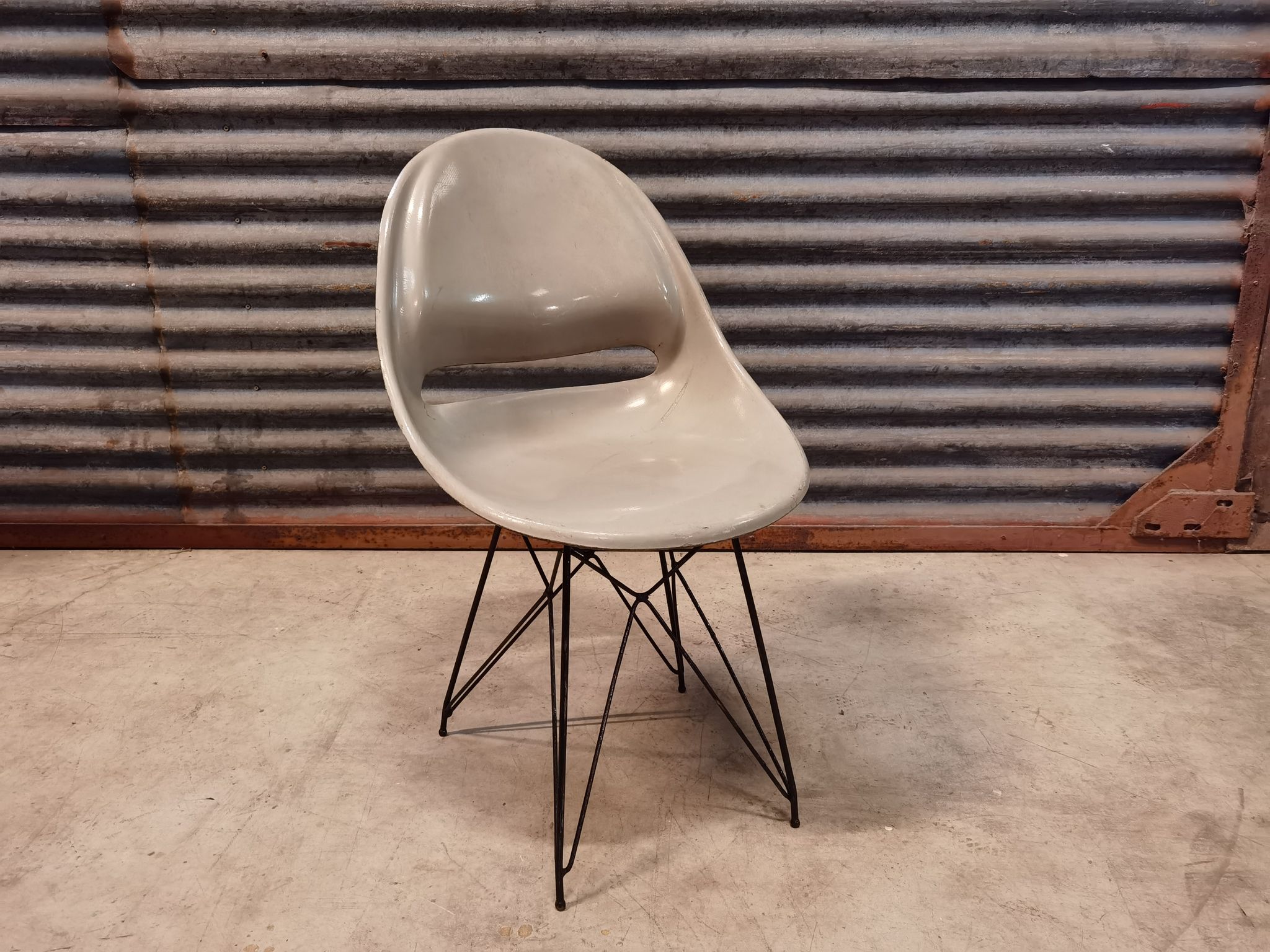 Chaise grise par Miroslav Navràtil édition Vertex 1959