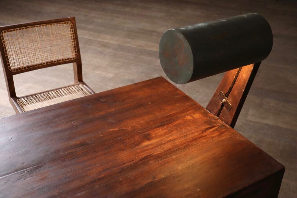 Bureau Pierre Jeanneret avec lampe intégrée, Chandigarh, années 1950