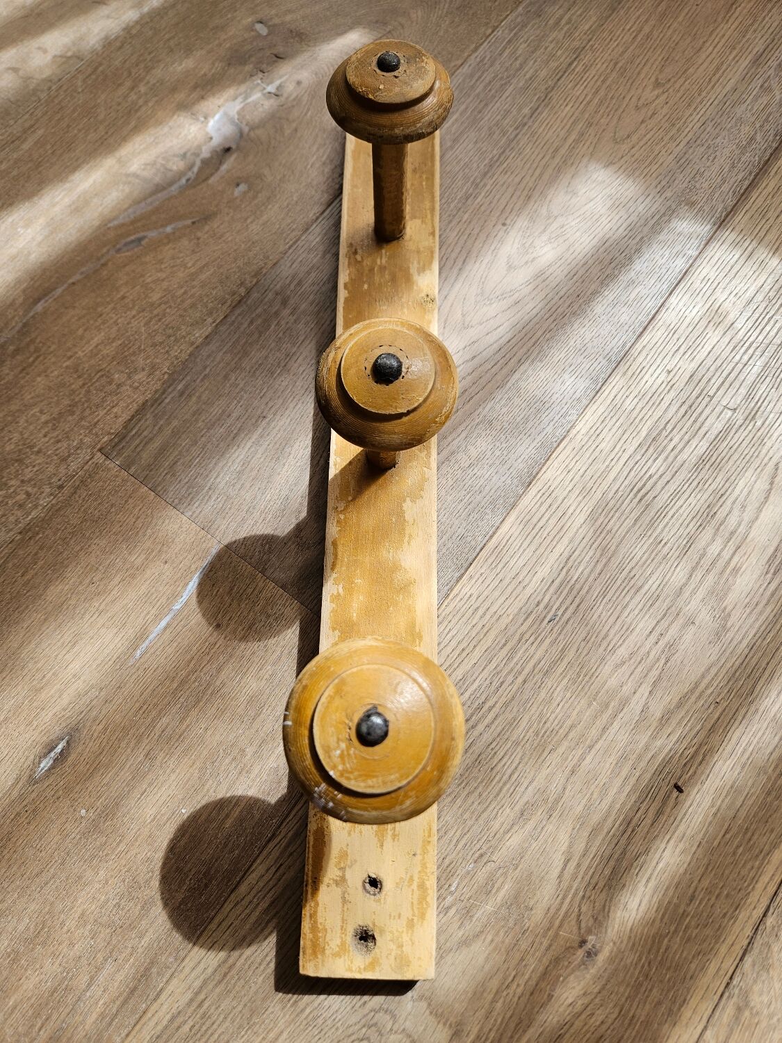 3-spoke turned wooden hook