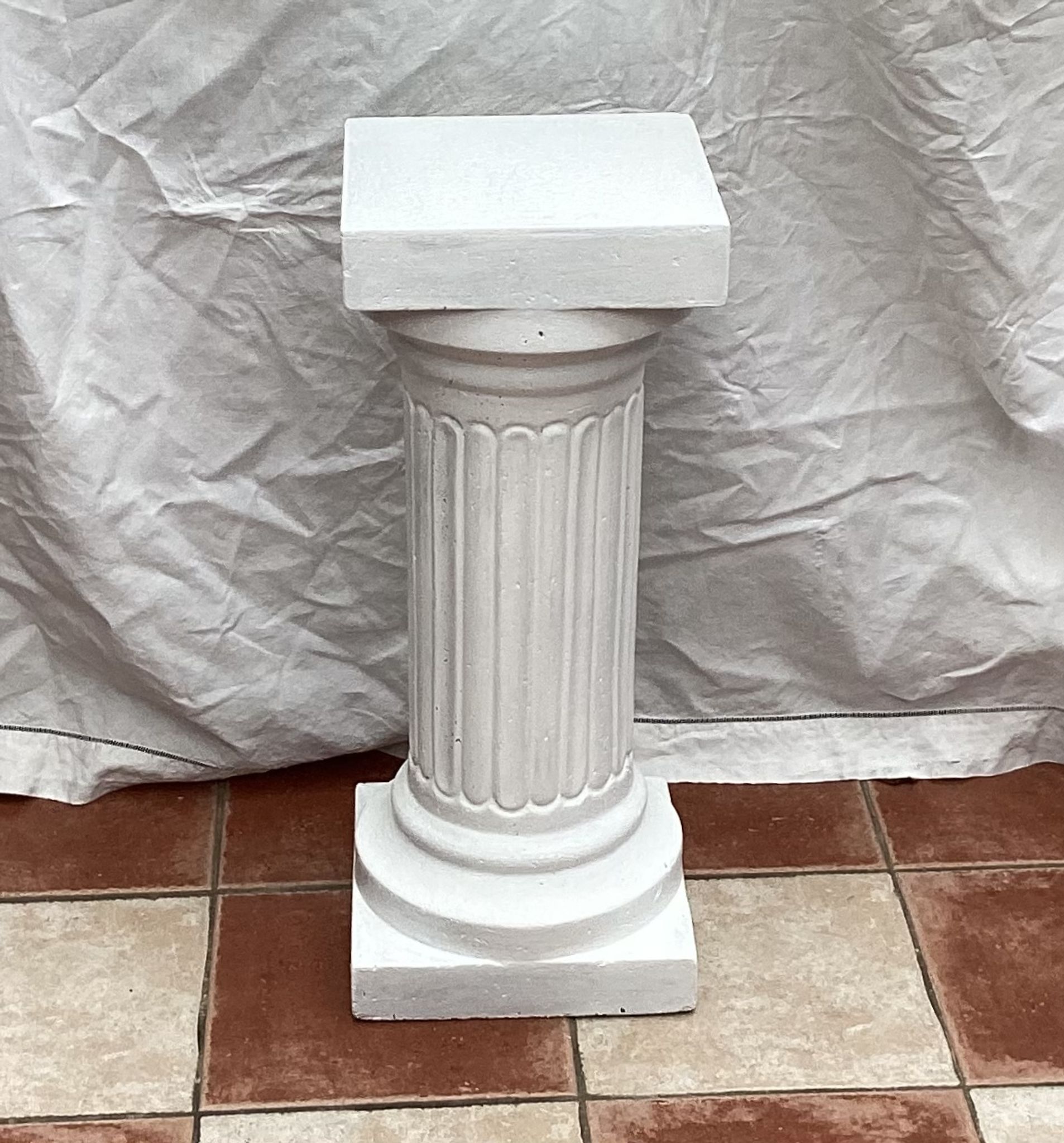 Vintage white plaster column dimension: H-73.5 cm-L-30cm-
