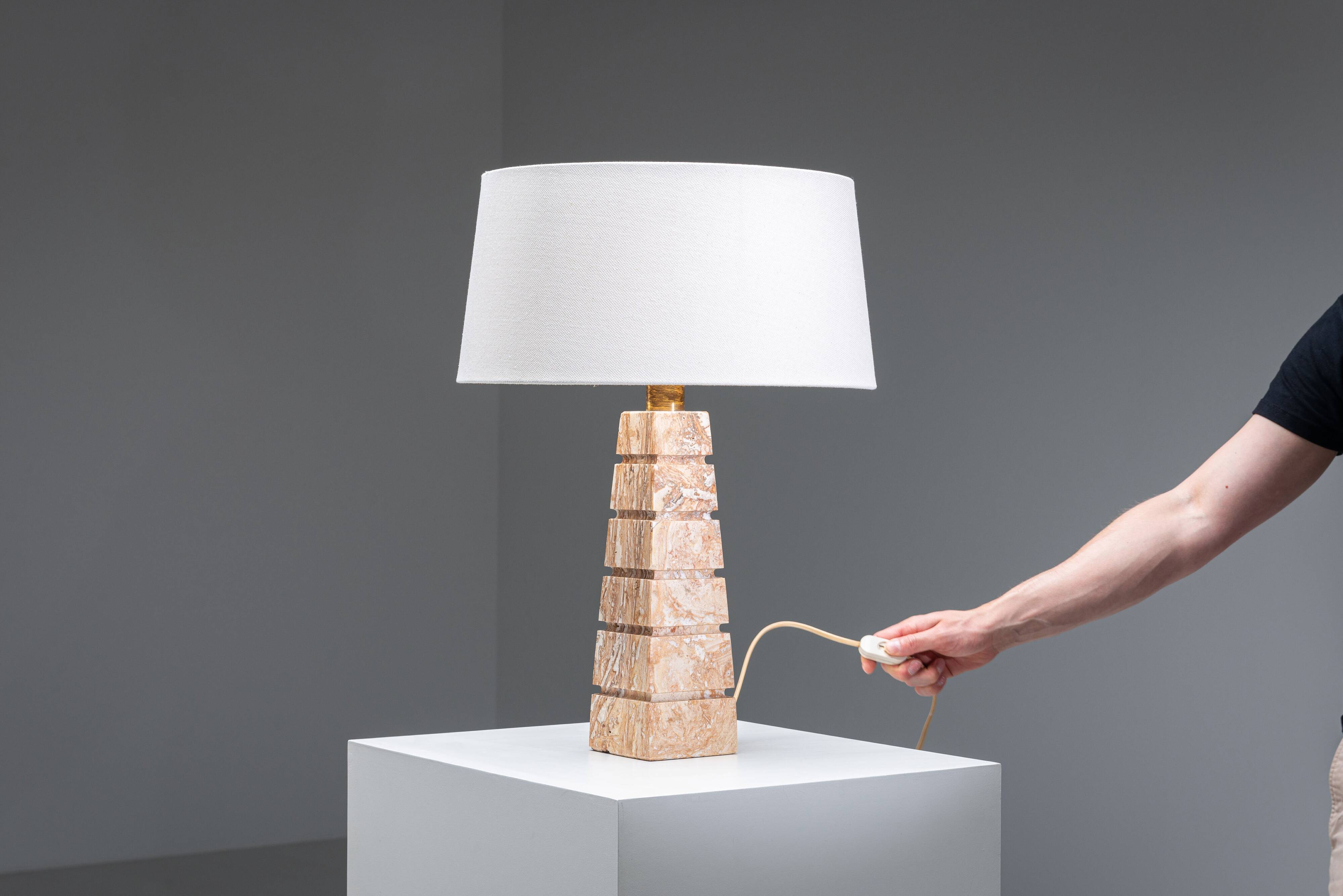 Geometric pyramid shaped travertine-onyx table lamp