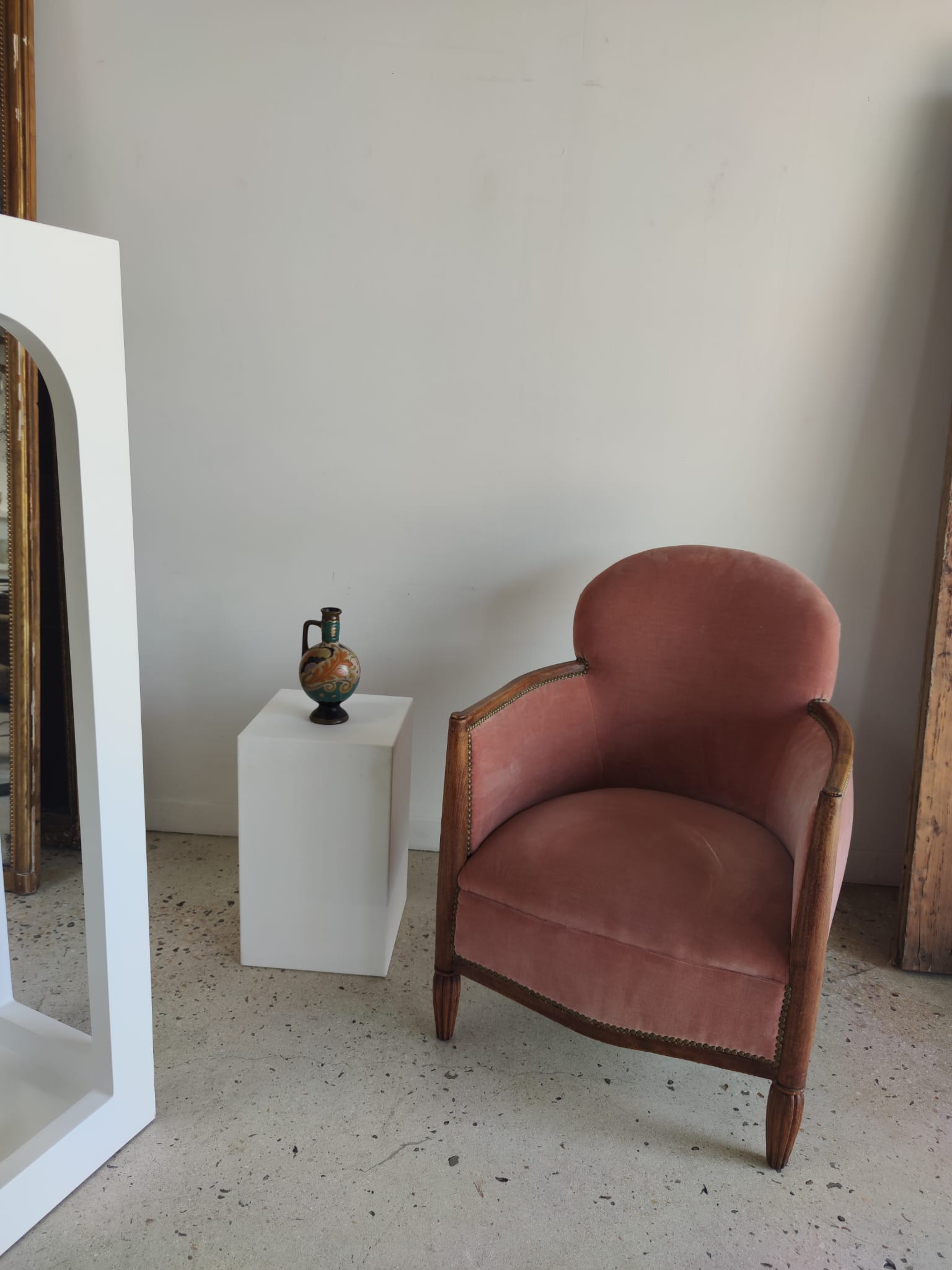 Armchair art deco pink velvet trim