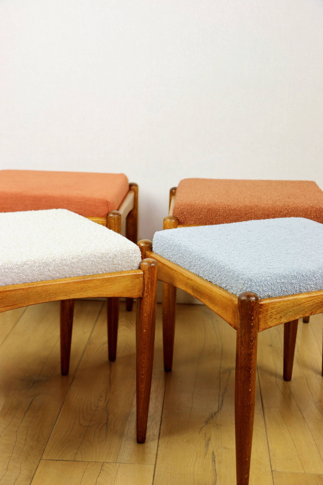 Tabouret Edmund Homa siège en bouclé bleu clair.
