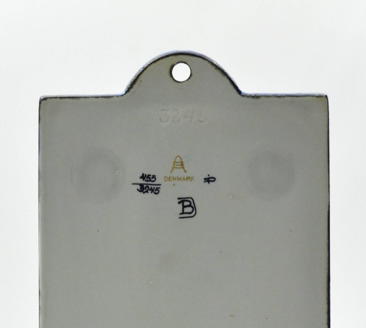 Wall-mounted candle holder in porcelain, Tenera series by Berte Jessen for Aluminia.