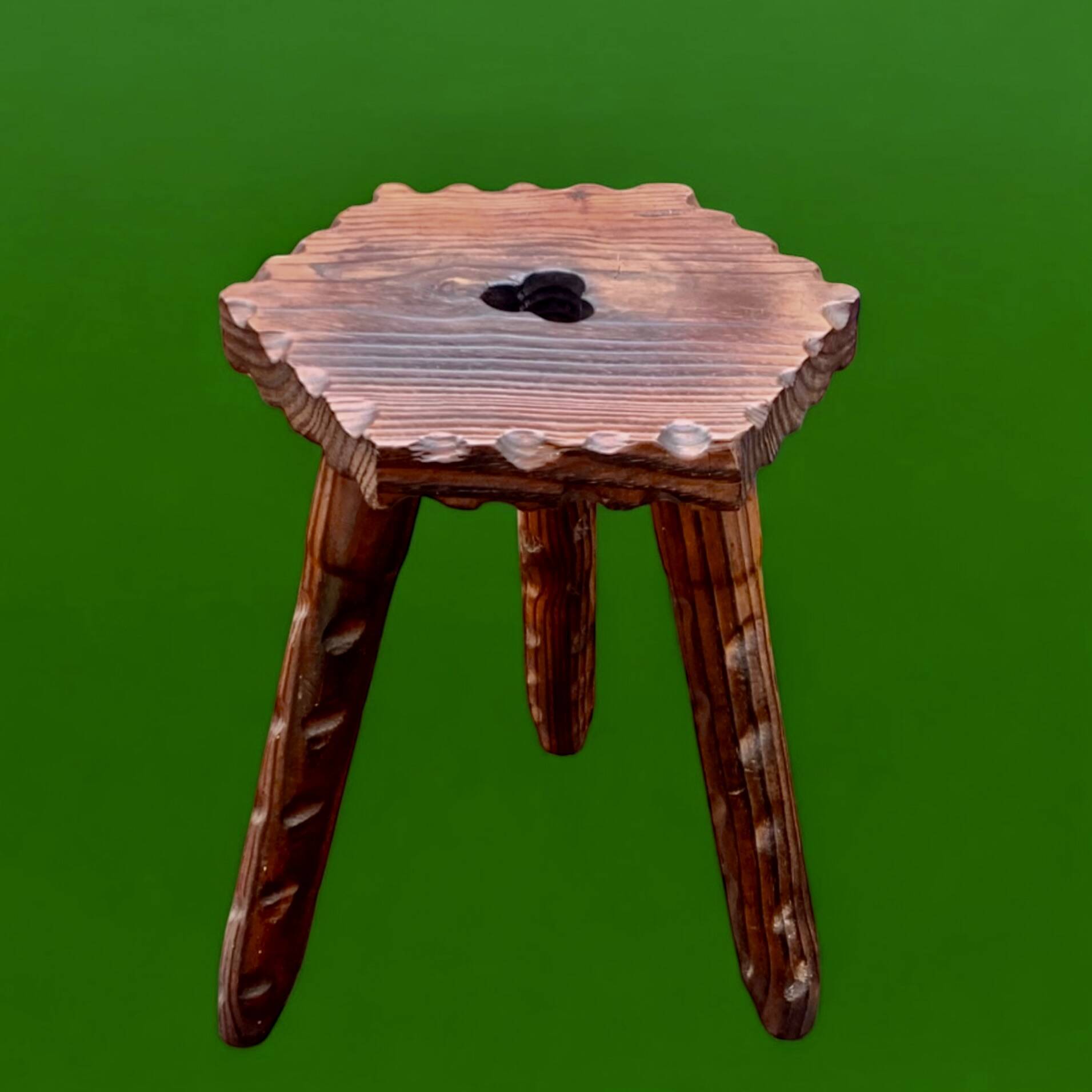 Ancien tabouret tripode brutaliste en bois massif