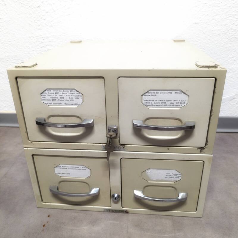 Strafor metal locker