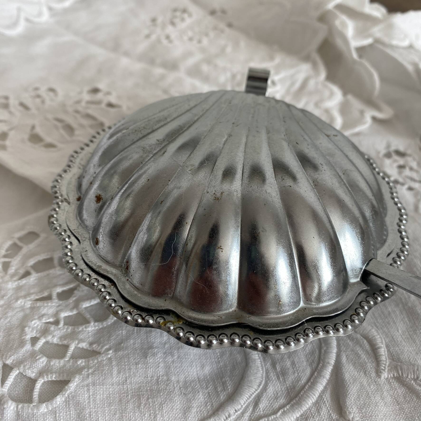 Shell-shaped butter dish in stainless steel and glass