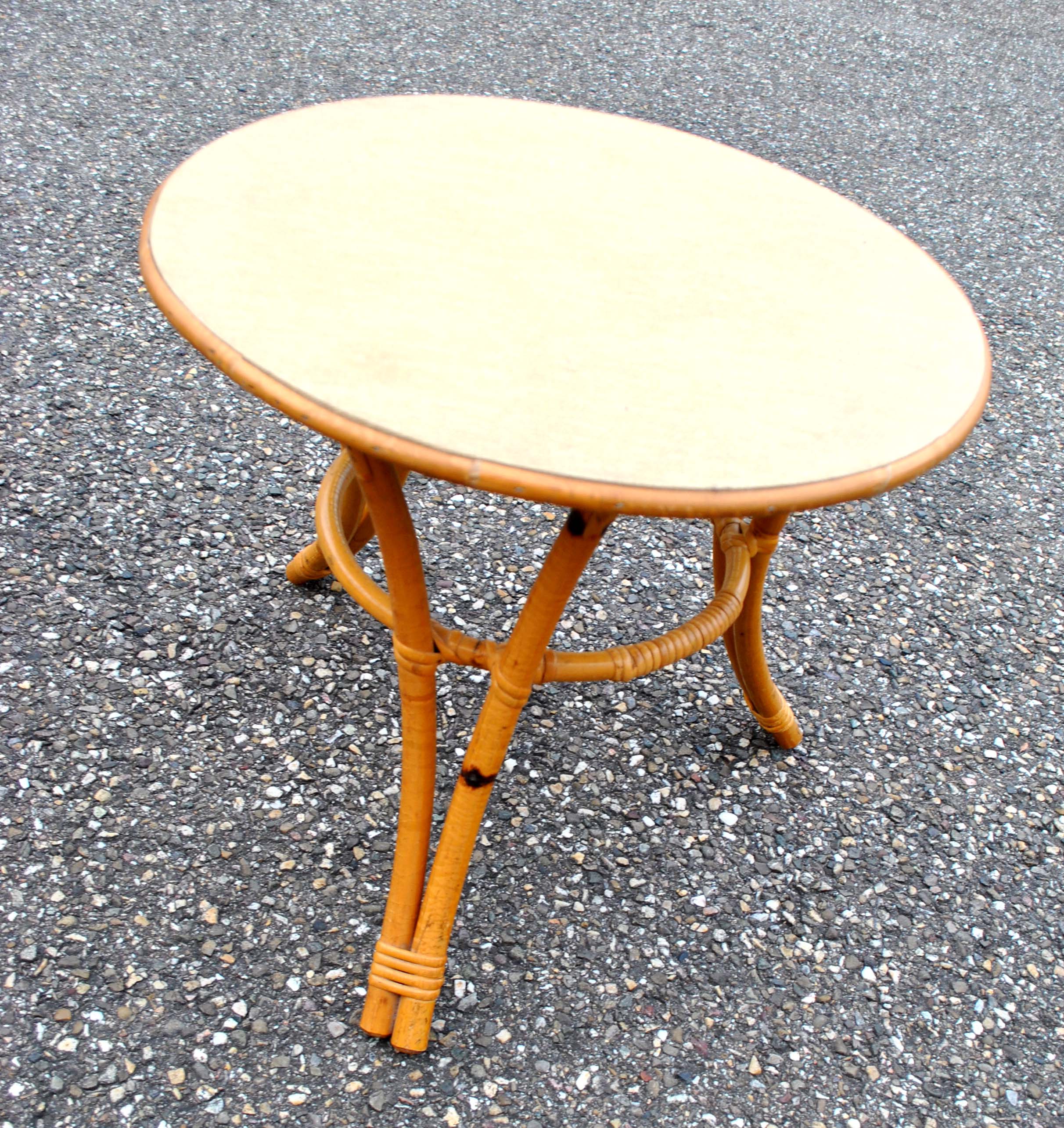 Fauteuil et table d'enfant vintage en rotin et bambou 1960-1970 Bureau et chaise cintré