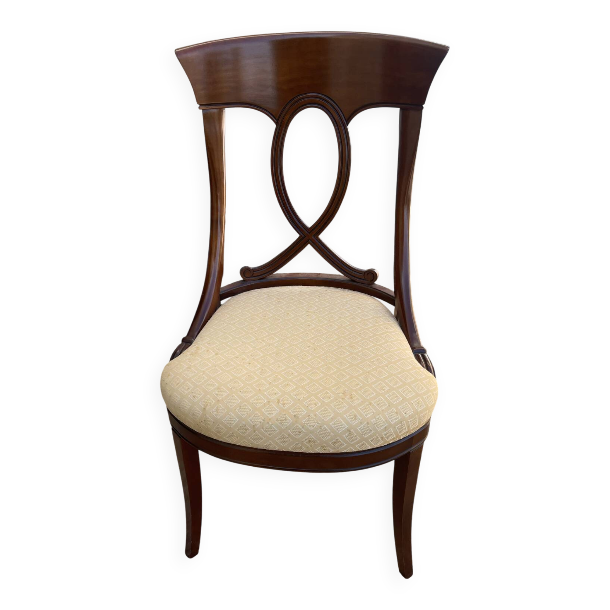 Une chaise ancienne en bois
