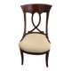 Une chaise ancienne en bois