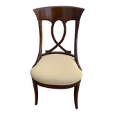 Une chaise ancienne en bois
