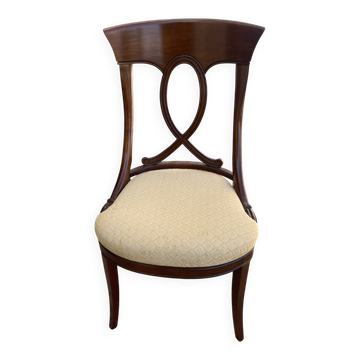 Une chaise ancienne en bois