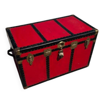 Large vintage trunk from the 1930s/40s.