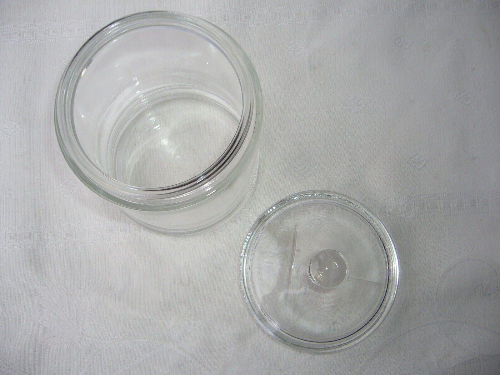 Glass jar with its lid