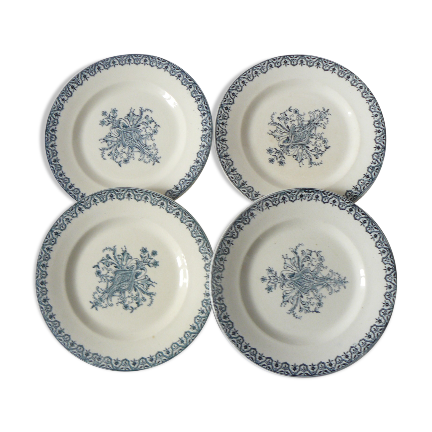 Lot de 4 assiettes plates terre de fer  modèle Alhambra  bon état
