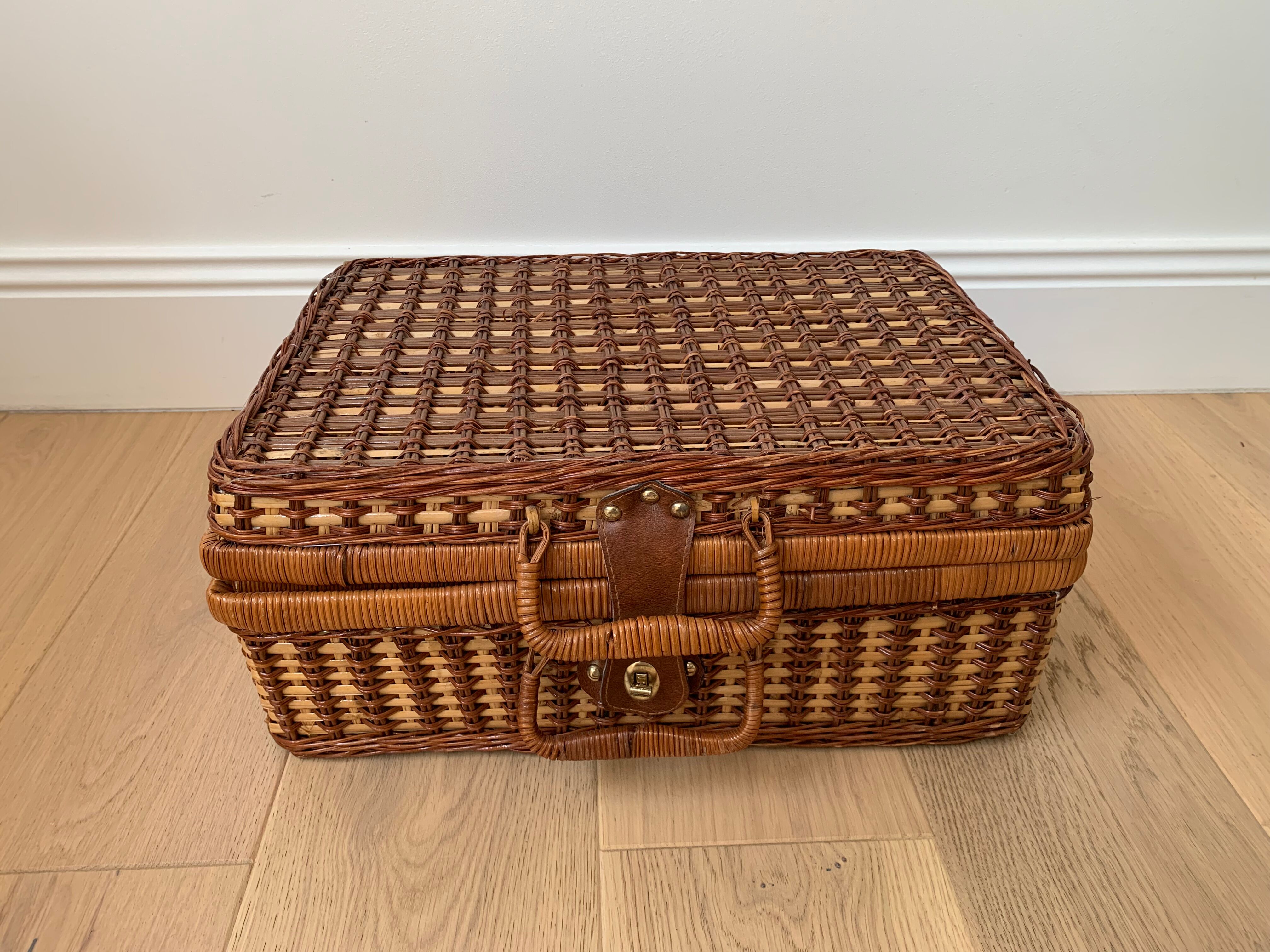Rattan picnic basket - vintage
