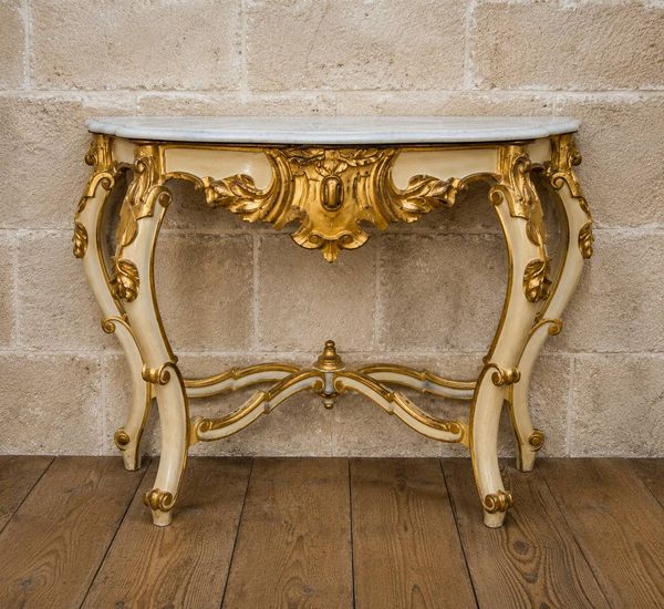 Console de style Louis XV – Bois laqué crème et doré – Dessus de marbre