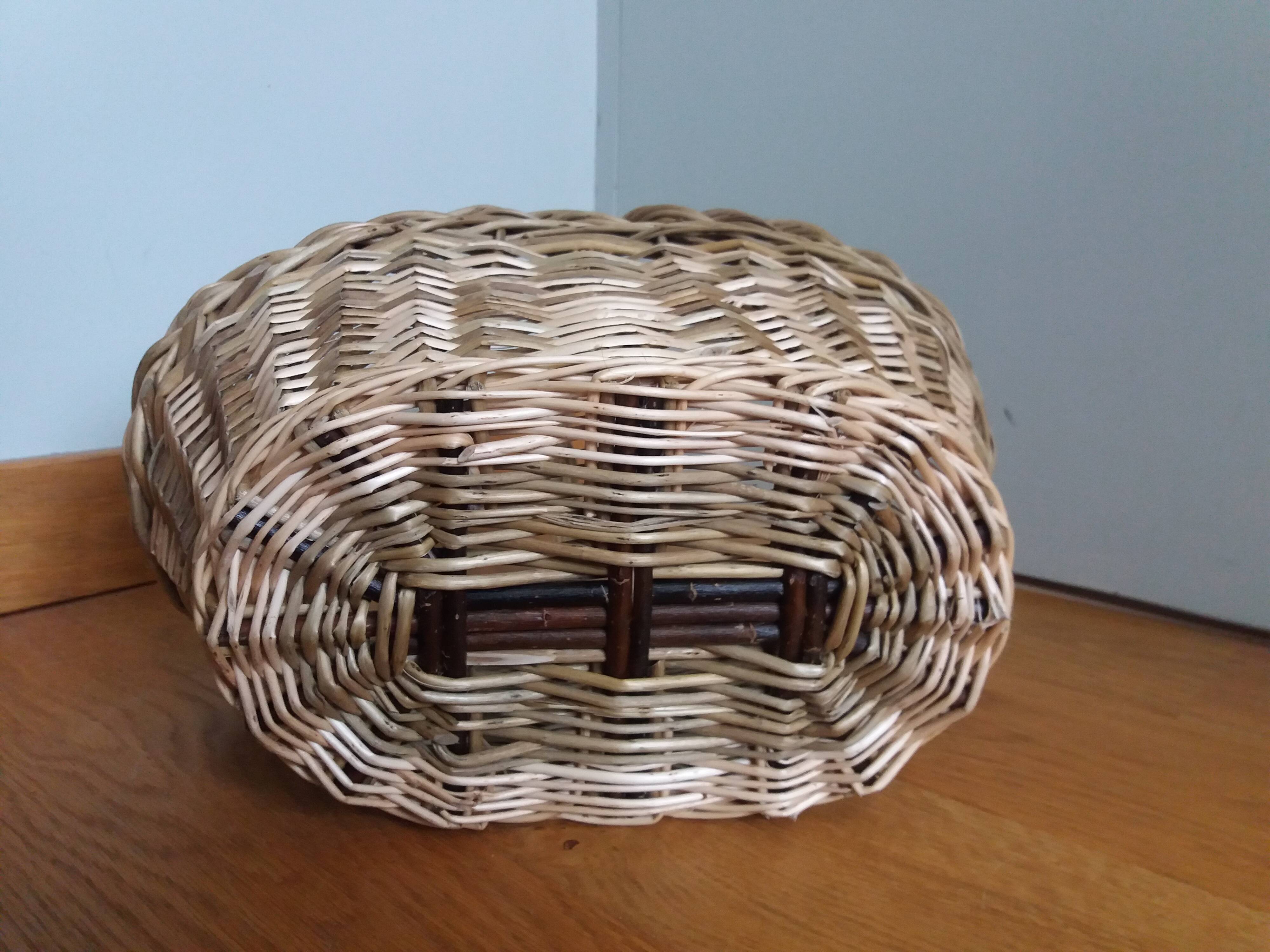 Basket with wicker basket handle