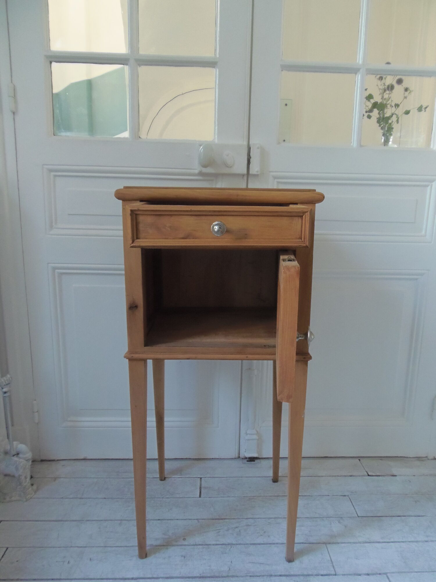 Bedside table of the years 1900