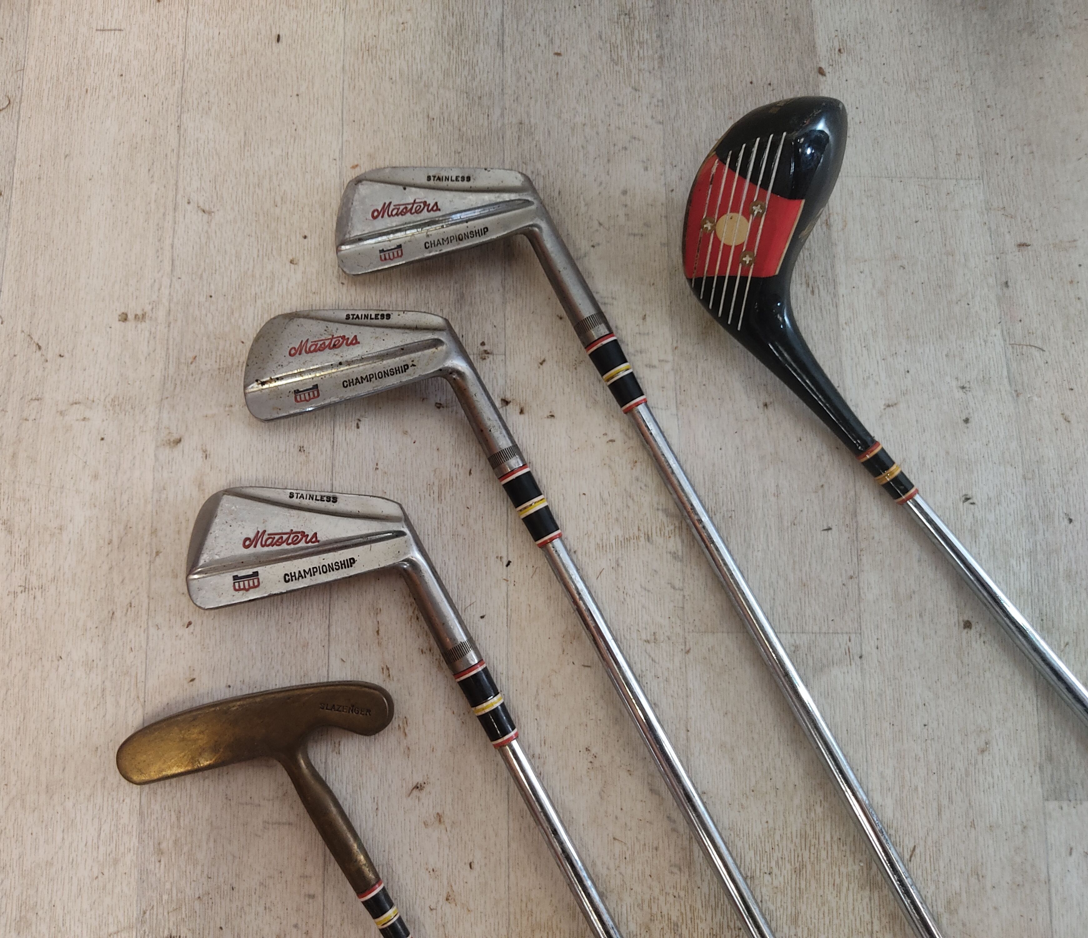 Chariot, sac et clubs de golf vintage