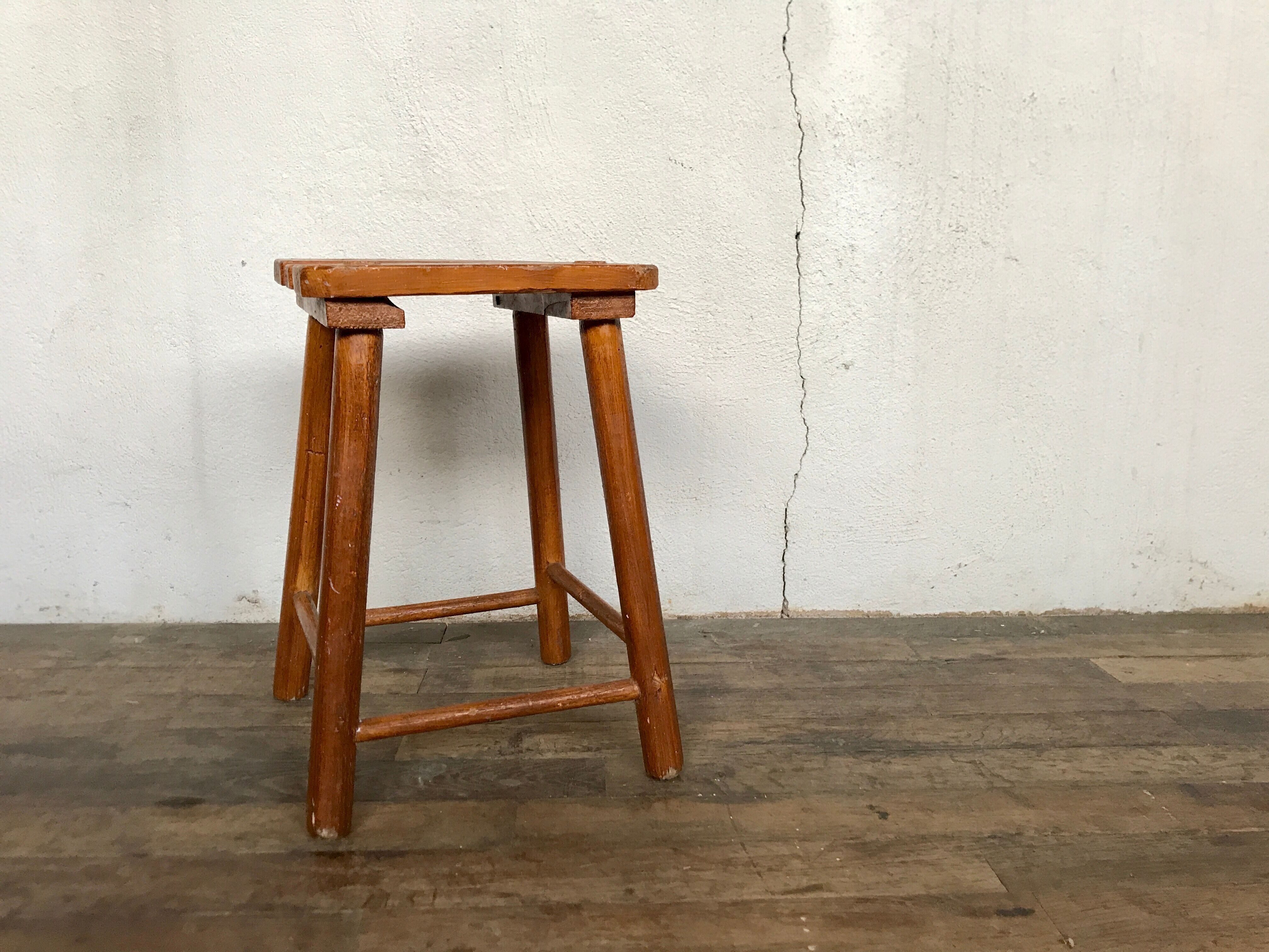 Tabouret primitif brutaliste porte plante tripode bout de canapé bois massif 1950 Décoration meuble