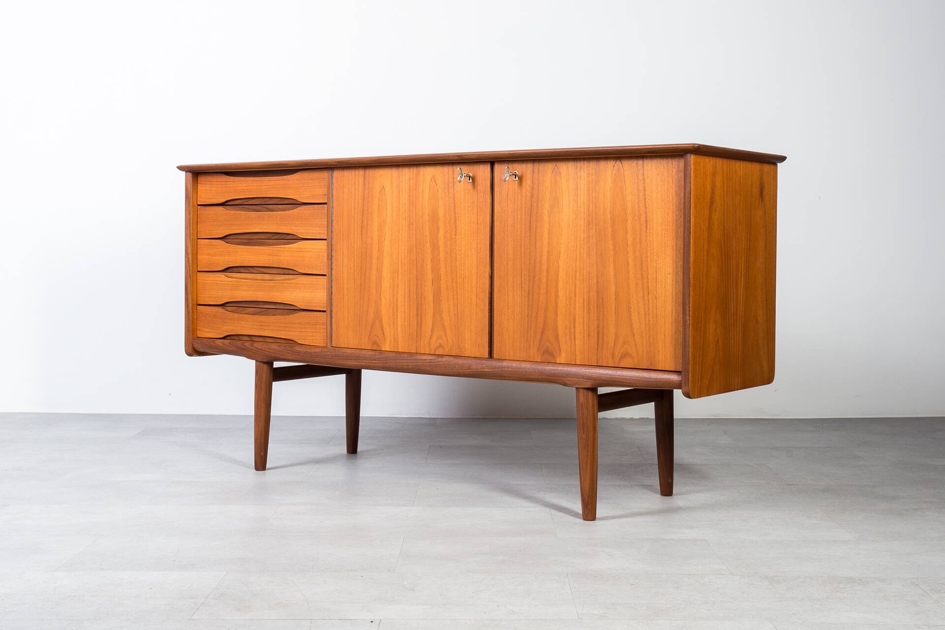 Buffet en teck du milieu du siècle par Brødrene Sørheim, Norvège, années 1960