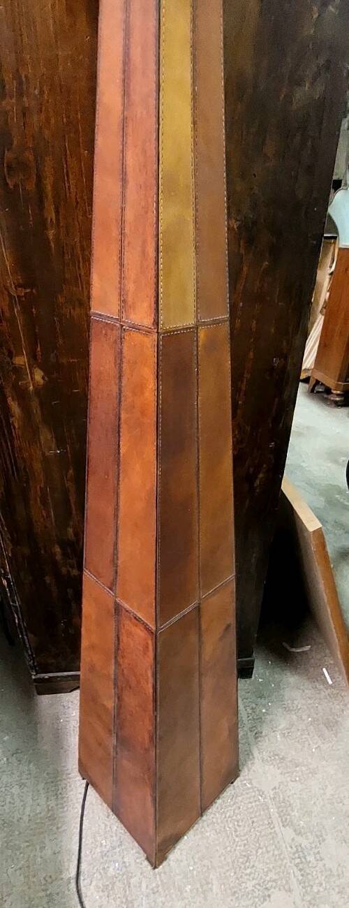 Vintage 80s design floor lamp in leather and brass.