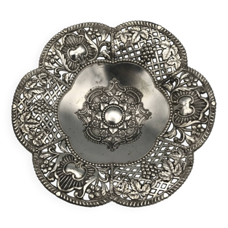 Silver-plated metal pocket emptier with openwork outline decoration