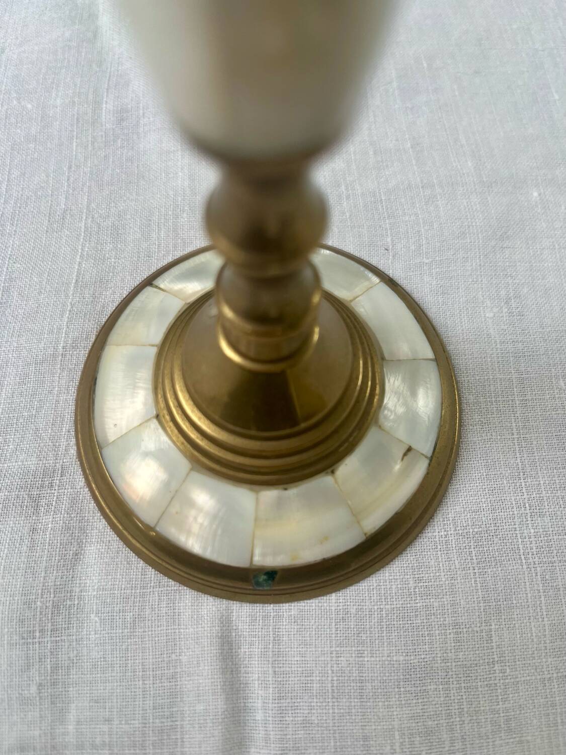 Bougeoir en laiton et nacre, style oriental