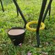 Salon de jardin comprenant table basse ronde en scoubidou et 4 tabourets assortis