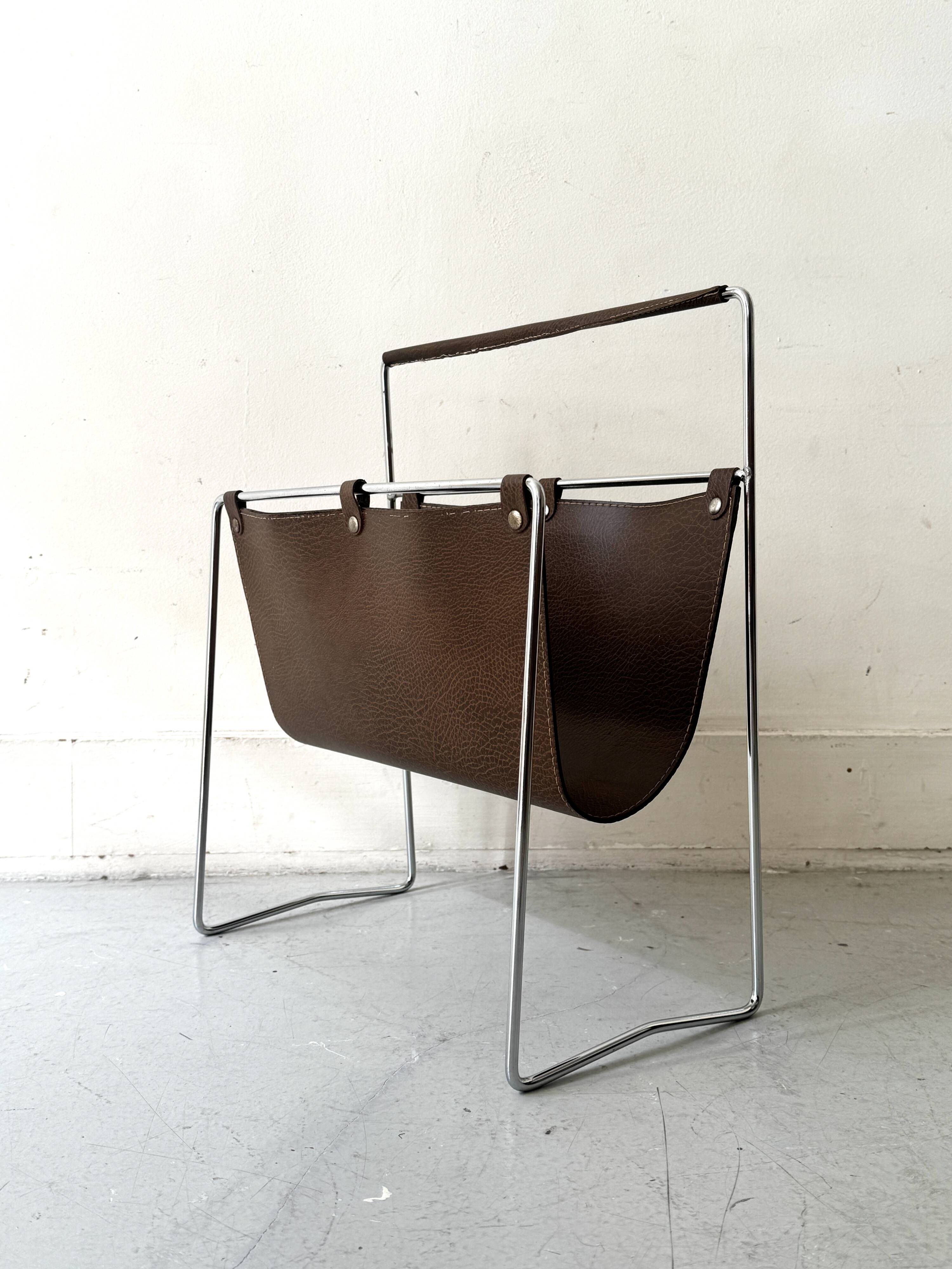 Modernist magazine rack in brown leather & chrome wire metal – 1970 design