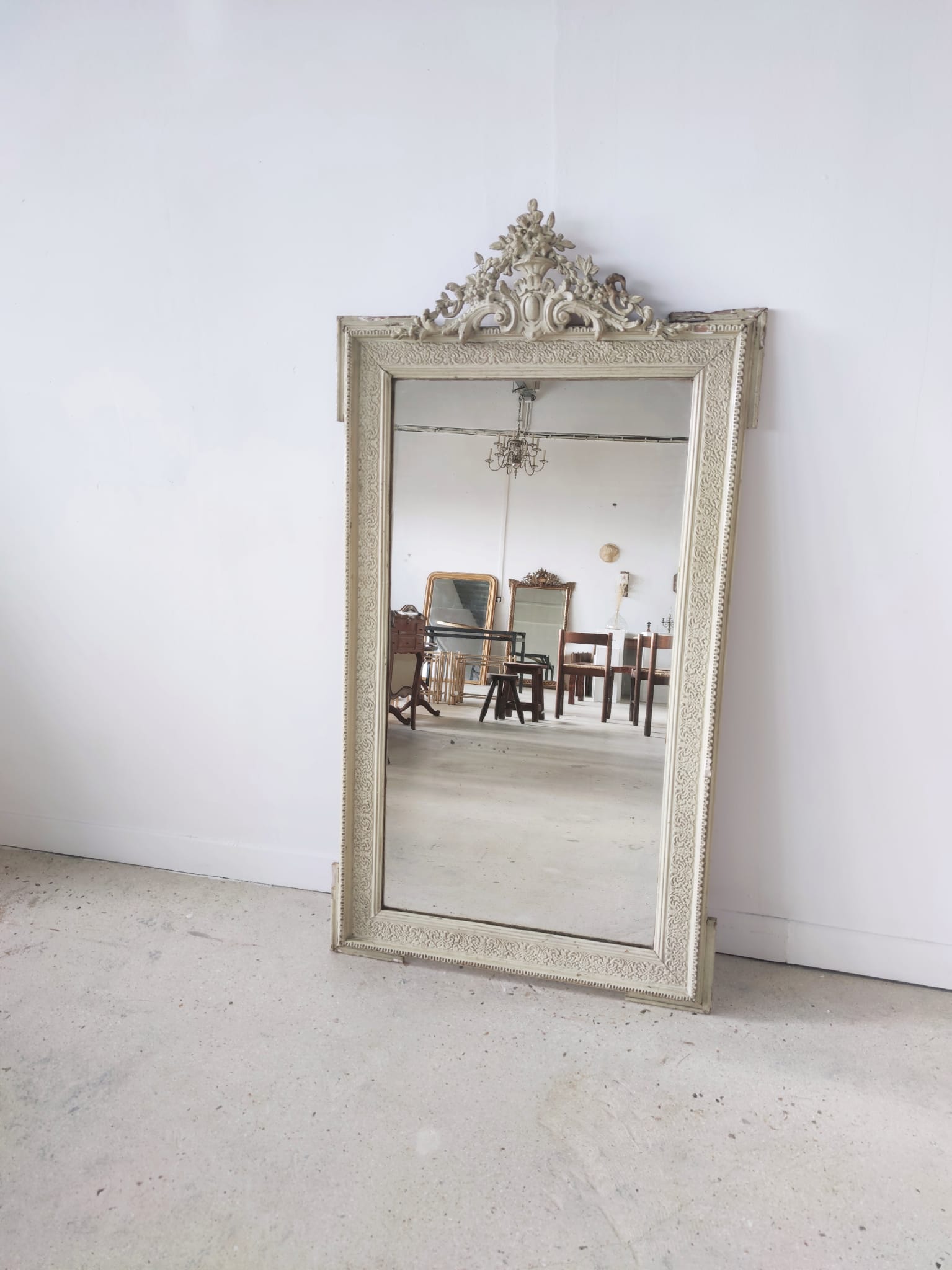 Rectangular mirror in light green lacquered wood with pediment H:1m39