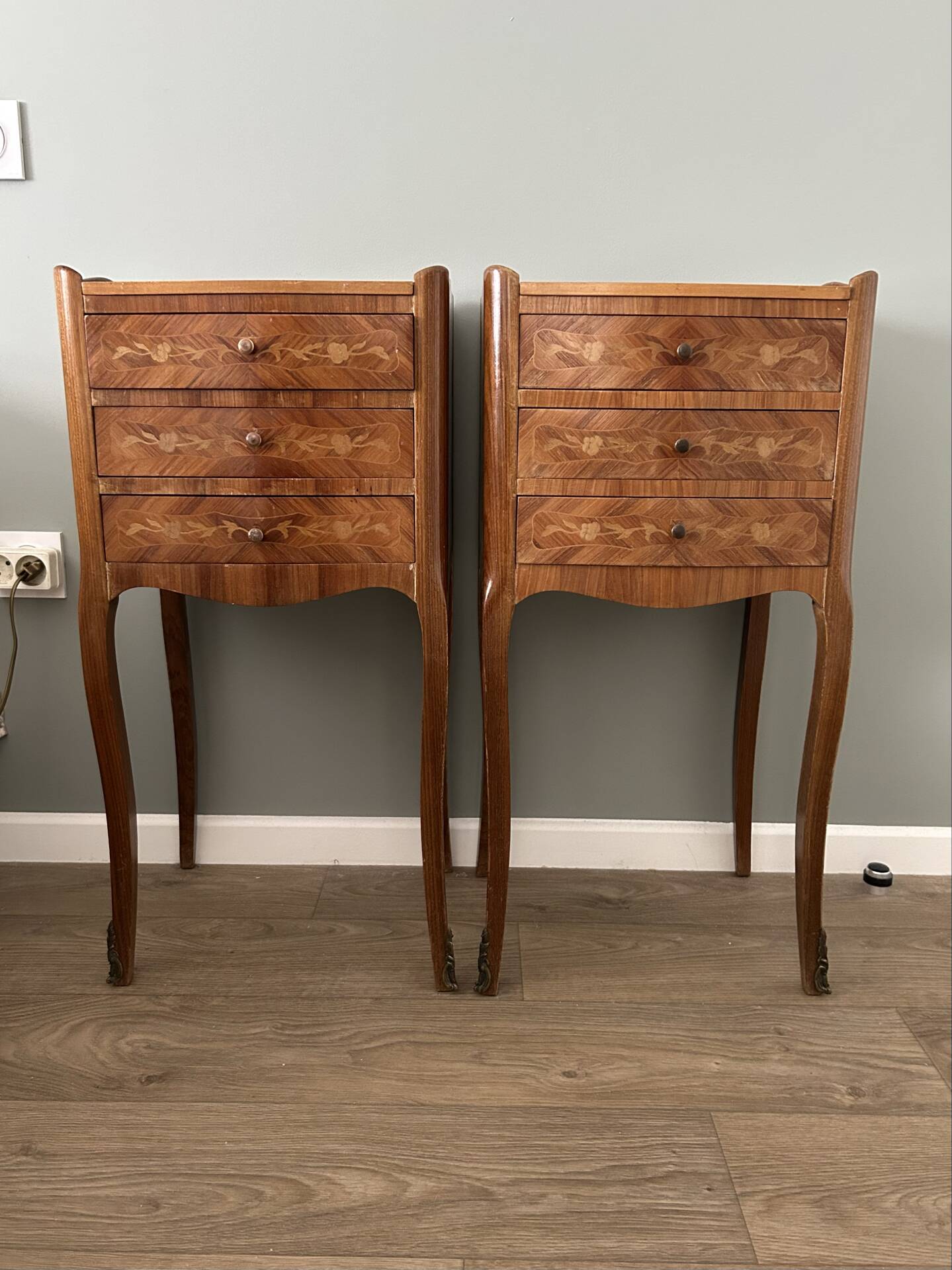 Lot de 2 tables de chevet en marqueterie vintage - style Louis XV