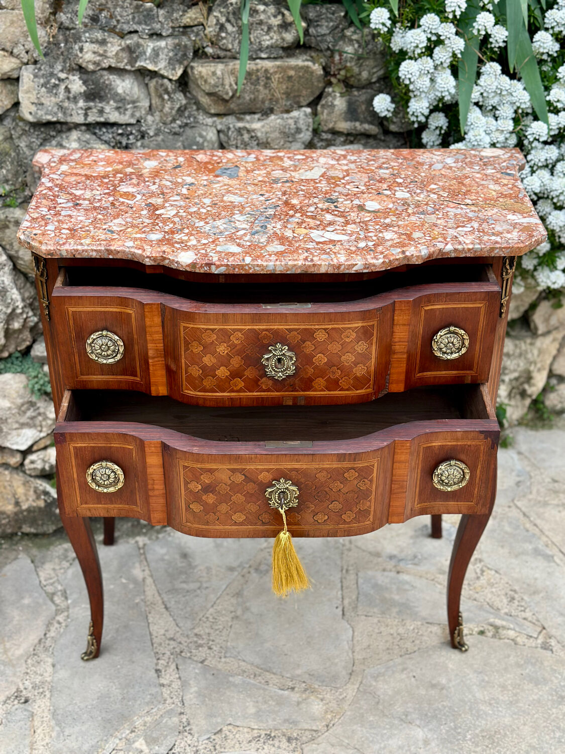 Small jump cabinet in precious wood marquetry.