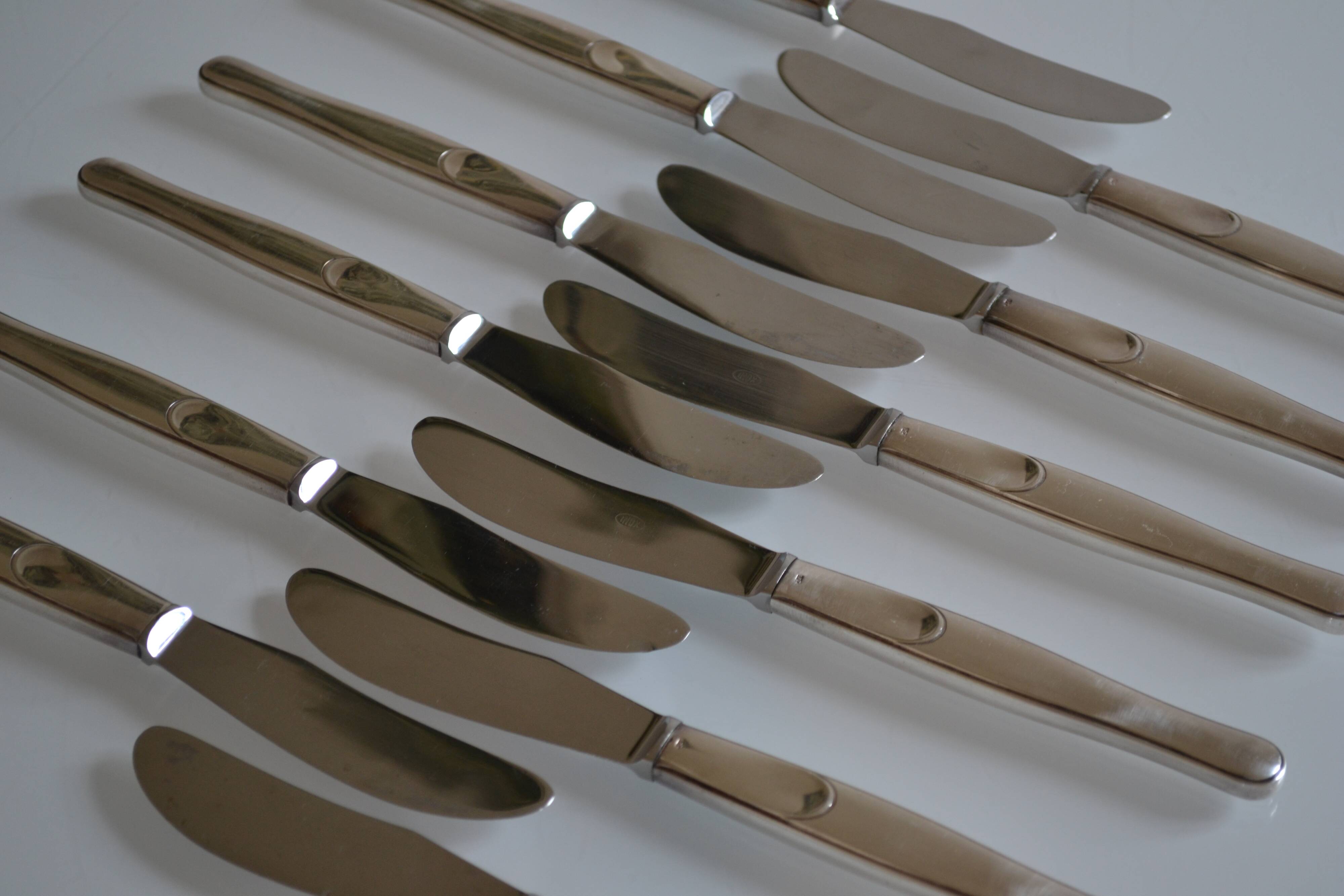 12 table knives silver metal handles & stainless steel blades 22 cm