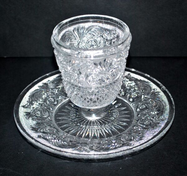Moutardier baccarat ancien en cristal moulé aux arabesques sablé