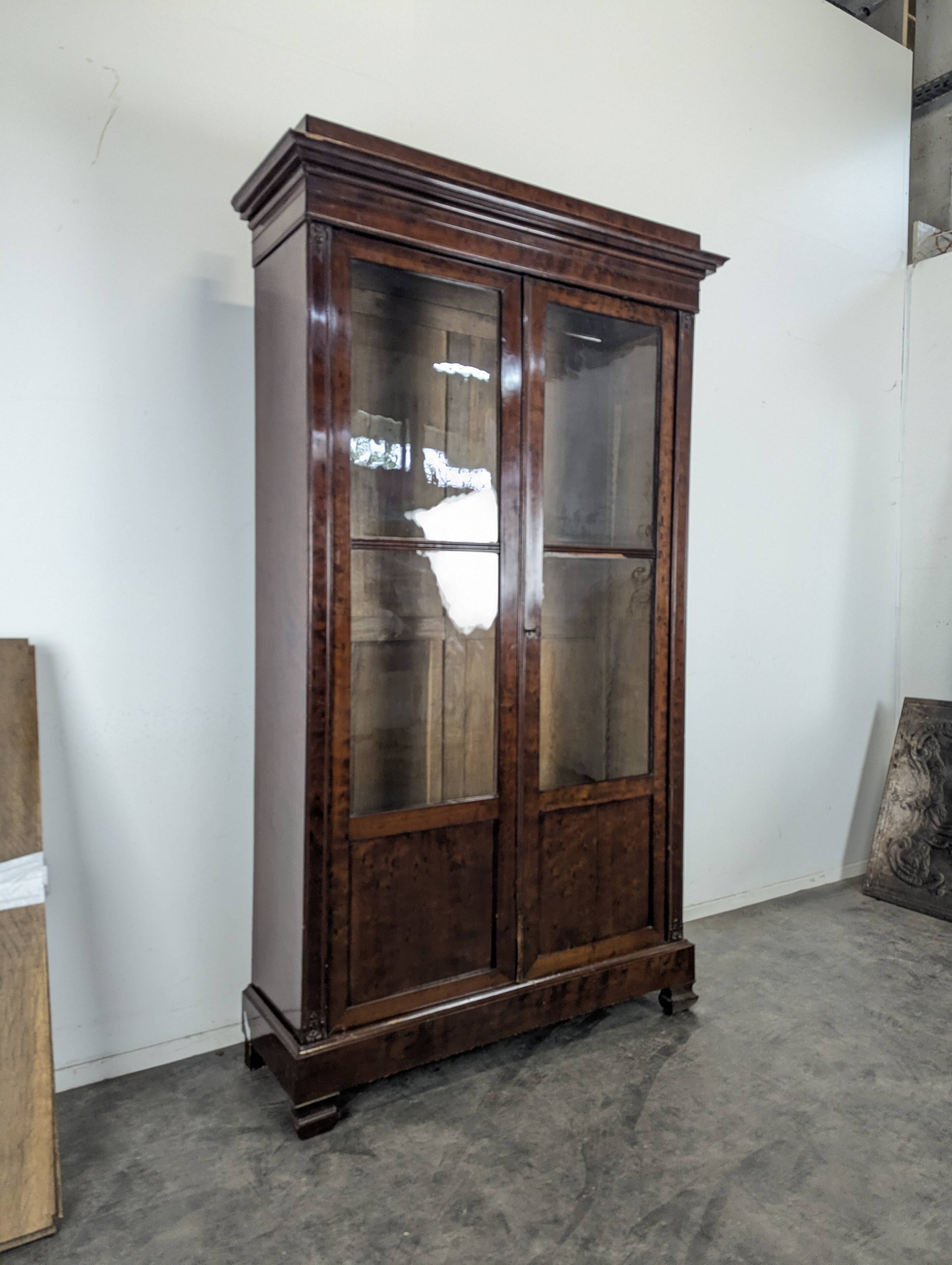 Vitrine Louis-Philippe en acajou à deux portes vitrées