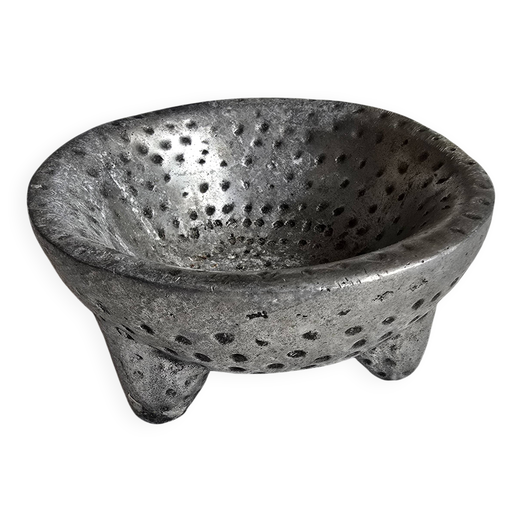 Vintage tripod bowl in hammered metal – brutalist catchall