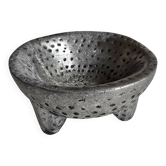 Vintage tripod bowl in hammered metal – brutalist catchall