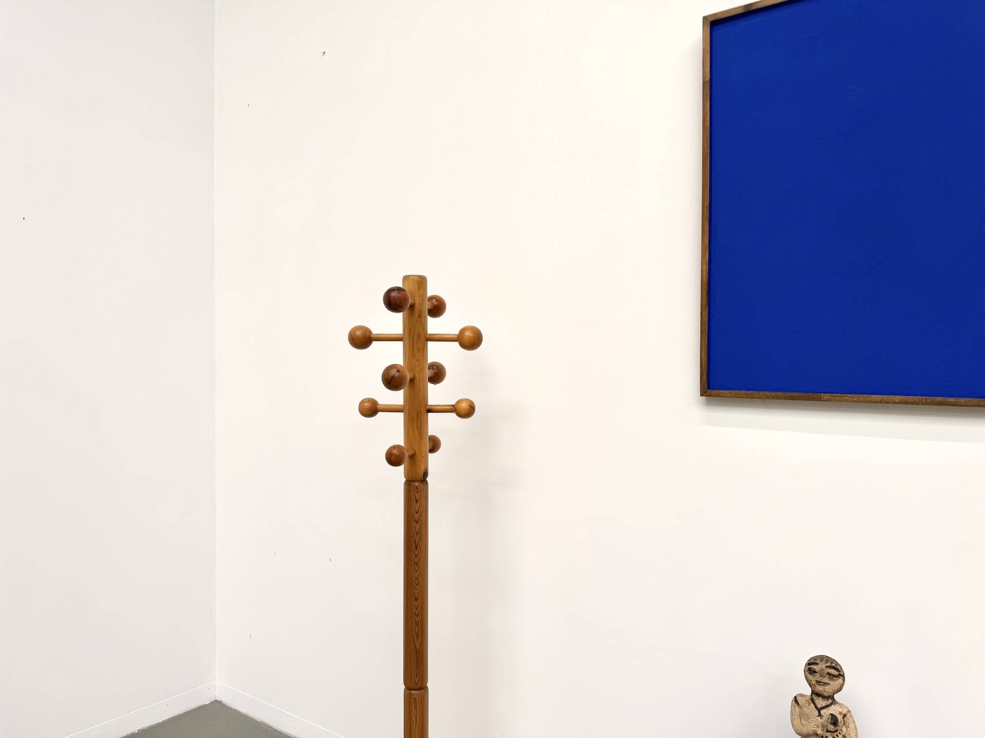 Free-standing coat rack in solid pine, Les Arcs, 1970s