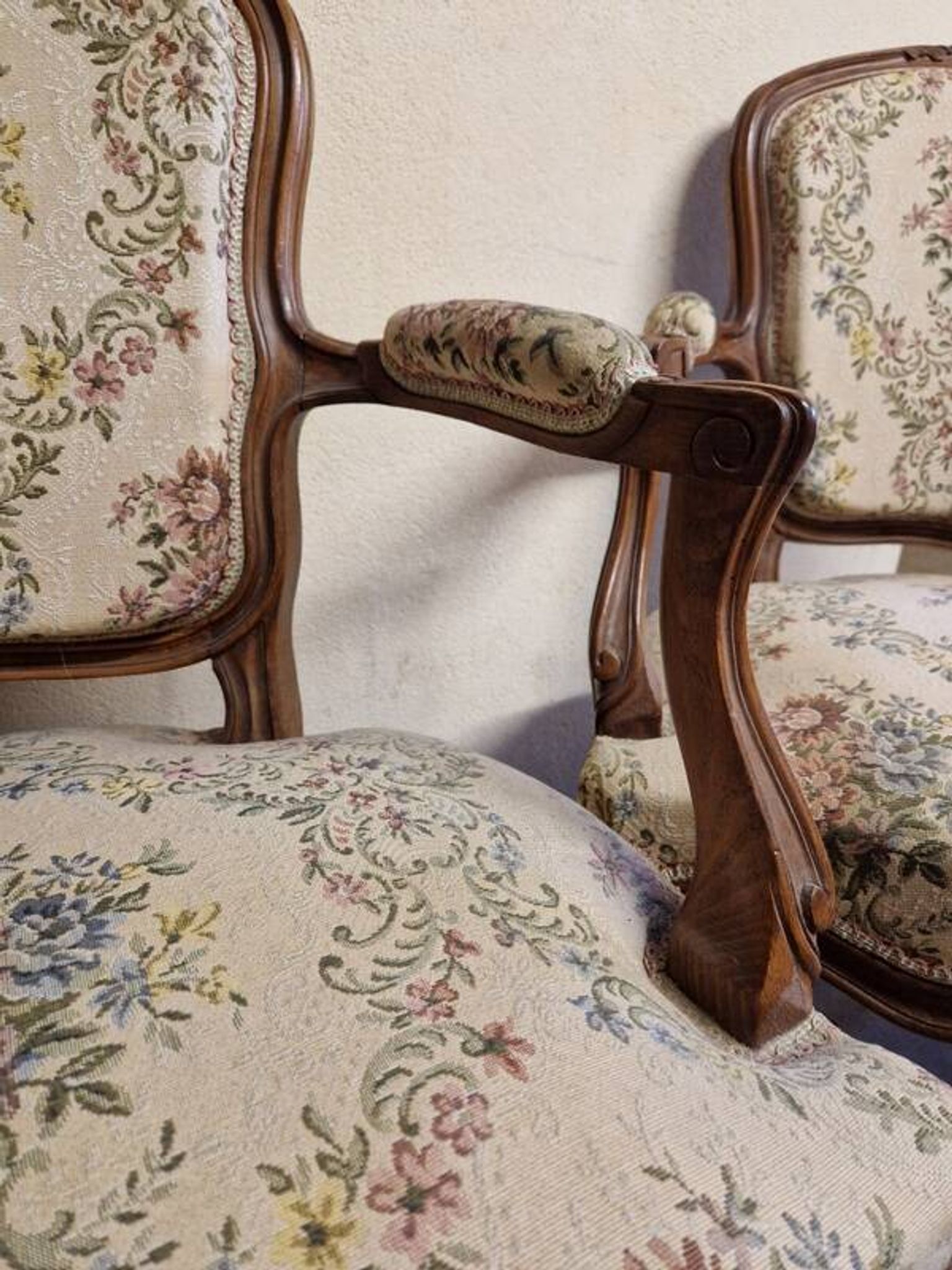 Pair of Louis XV style armchairs - In carved and moulded wood with flowers